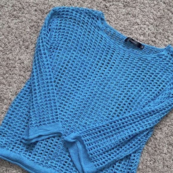 Size Medium 4 Tops - Picture 7 of 8